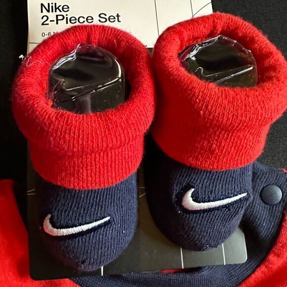 NWT Nike Bodysuit & Socks Set (0/6 Months) - Picture 4 of 4